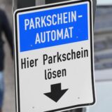 Parkscheinautomat und Reiner Hohl, Fraktionssprecher der Grünen in Lünen