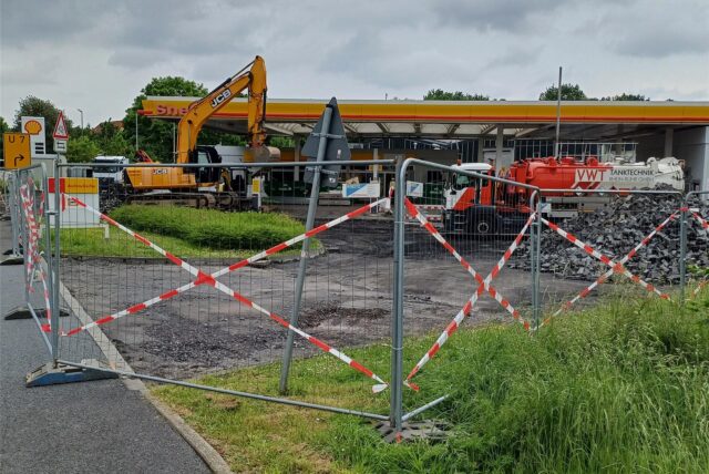 Die Tankstelle an der Henry-Everling-Straße ist mit einem Bauzaun abgesperrt.