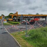 Die Tankstelle an der Henry-Everling-Straße ist mit einem Bauzaun abgesperrt.