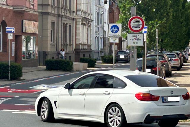 Ein Auto biegt in die Bahnhofstraße ein, die jetzt eine Fahrradstraße ist.