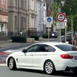 Ein Auto biegt in die Bahnhofstraße ein, die jetzt eine Fahrradstraße ist.