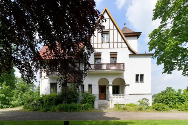 Steht die Jugendstilvilla an der Borker Straße 14  in Cappenberg – seit Herbst 2023 nutzt das Unternehmen Bauwelt Jücker das Gebäude – etwa schon wieder zum Verkauf? Eine Immo-Anzeige hatte den Verdacht geschürt.