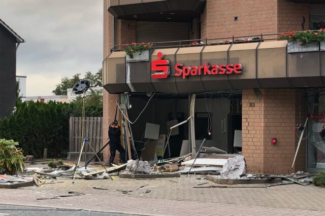 Das Gebäude der Sparkasse in Rünthe wurde durch die Sprengung des Geldautomaten völlig zerstört.