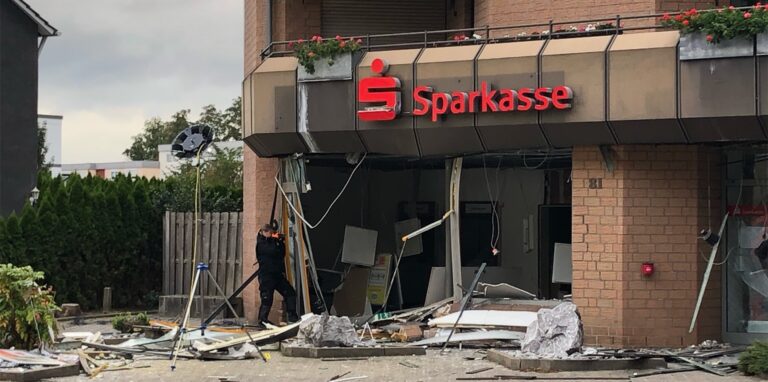 Das Gebäude der Sparkasse in Rünthe wurde durch die Sprengung des Geldautomaten völlig zerstört.