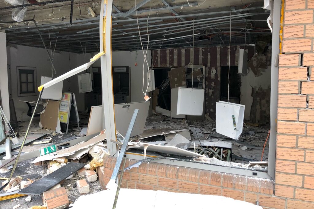 Der Vorraum der Rünther Sparkasse, in dem der Geldautomat stand, ist völlig verwüstet. Sogar die Fassade hat Risse. Der Vorraum der Rünther Sparkasse, in dem der Geldautomat stand, ist völlig verwüstet. Sogar die Fassade hat Risse.