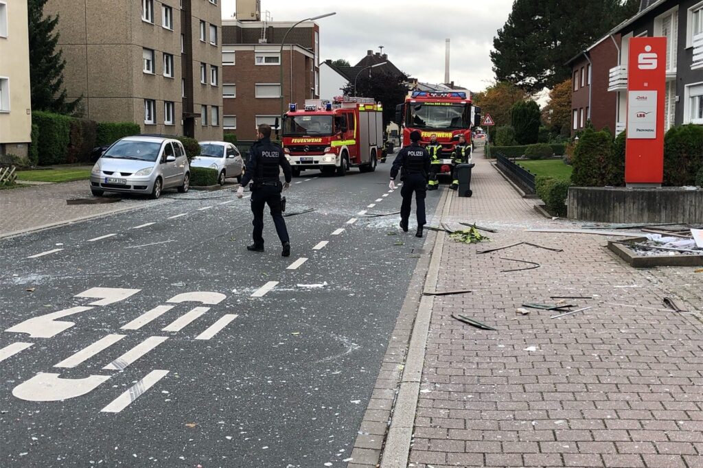 Polizeibeamte räumen die Trümmer von der Rünther Straße. Polizeibeamte räumen die Trümmer von der Rünther Straße.