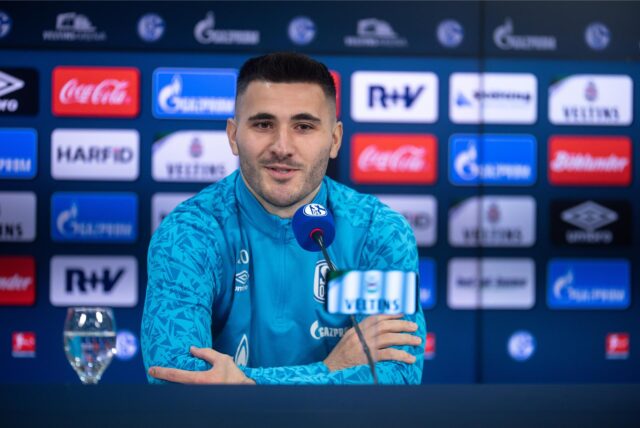 Sead Kolasinac spricht bei einer Pressekonferenz über seine Rückkehr zum FC Schalke 04.