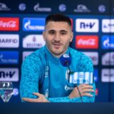 Sead Kolasinac spricht bei einer Pressekonferenz über seine Rückkehr zum FC Schalke 04.