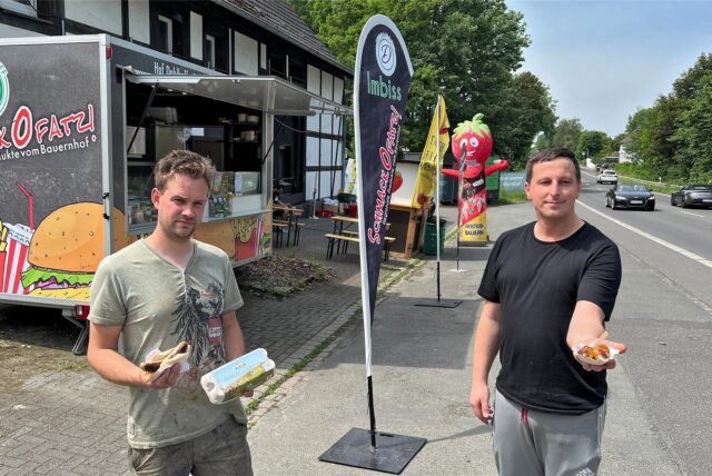 Landwirt Sebastian Becker-Dahlhoff (l.) und sein Mitarbeiter Sebastian Schulte haben vor „Onkel Albrecht“ an der B1 bei Unna einen Imbiss- und Verkaufsstand aufgefahren. Lange wird er dort nicht mehr stehen, befürchtet Betreiber Becker-Dahlhoff nach einem unerwarteten Besuch von drei Behördenbeschäftigten.