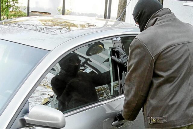 Autodieb versucht Auto zu öffnen
