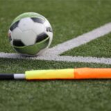 Ein Ball liegt auf dem Rasen.
