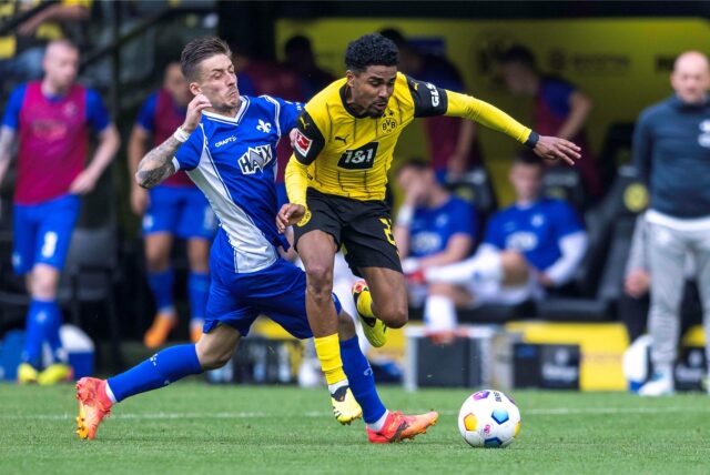 Ian Maatsen von Borussia Dortmund im Laufduell