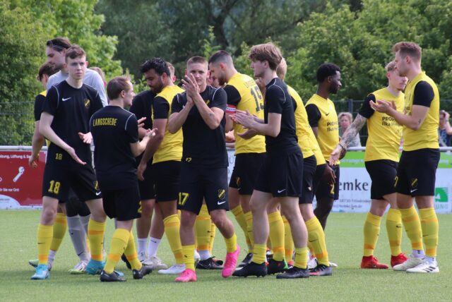 Die Spieler des SV Langschede jubeln und klatschen sich ab.