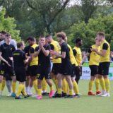 Die Spieler des SV Langschede jubeln und klatschen sich ab.