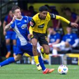 Ian Maatsen von Borussia Dortmund im Laufduell