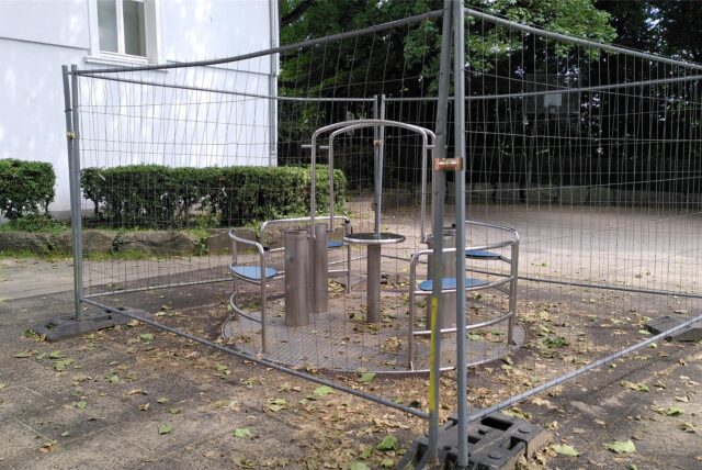 Das Karussell auf dem Burg-Spielplatz in Unna wurde abgesperrt.
