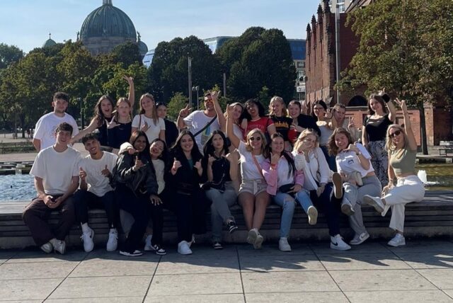 Die Klasse des AHRG 13 des Märkischen Berufskollegs in Unna posiert für ein Klassenfoto.