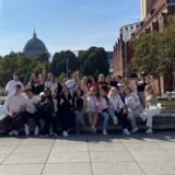 Die Klasse des AHRG 13 des Märkischen Berufskollegs in Unna posiert für ein Klassenfoto.