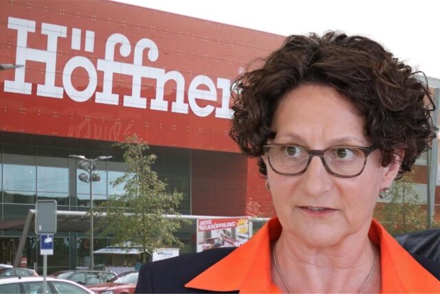 Die Bildmontage zeigt Claudia Keuchel, Sprecherin der Fraktion von Bündnis 90/Die Grünen in Unna, vor einer Höffner-Filiale.