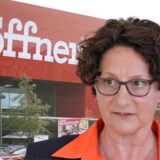Die Bildmontage zeigt Claudia Keuchel, Sprecherin der Fraktion von Bündnis 90/Die Grünen in Unna, vor einer Höffner-Filiale.