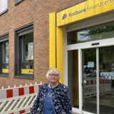 Heidemarie Werner steht vor der Postbank-Filiale an der Ginsterstraße in Dortmund-Hombruch.