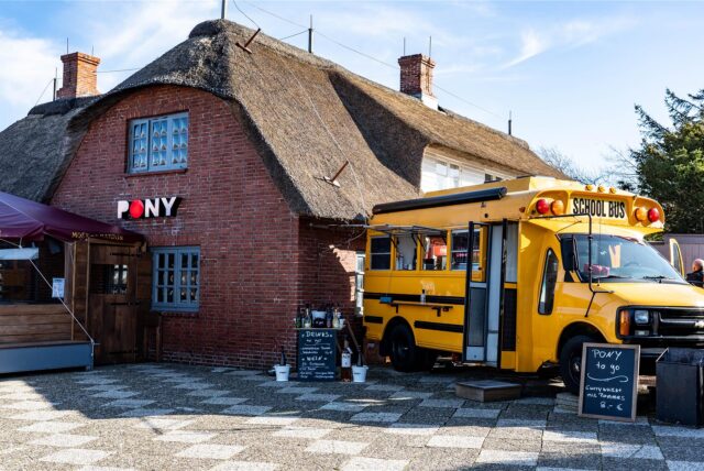 Ein alter amerikanischer Schulbus steht als Ausschank neben der Gaststätte „Pony“ in der Straße Strönwai im Zentrum von Kampen.