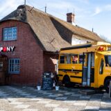 Ein alter amerikanischer Schulbus steht als Ausschank neben der Gaststätte „Pony“ in der Straße Strönwai im Zentrum von Kampen.