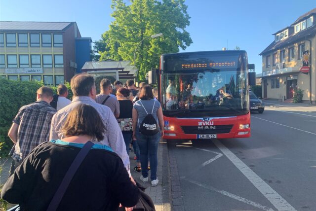 Ein Shuttlebus mit der Aufschrift „Pendelbus Hafenfest“ hält am Museumsplatz in Oberaden.