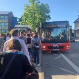 Ein Shuttlebus mit der Aufschrift „Pendelbus Hafenfest“ hält am Museumsplatz in Oberaden.