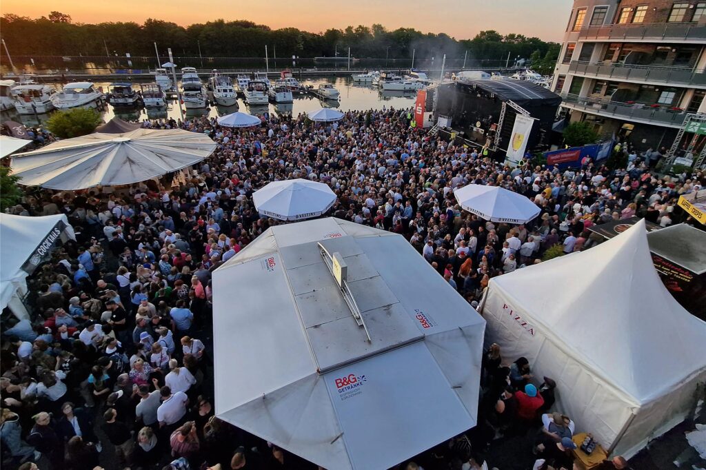 Das Hafenfest in der Marina Rünthe zieht alljährliche tausende Besucher an. Das Hafenfest in der Marina Rünthe zieht alljährliche tausende Besucher an.