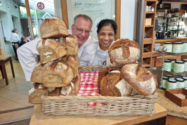 So sieht leckeres und gesundes Brot aus! Koch Günther Overkamp und seine Konditorin Naguleswary Prabakar aus Sri Lanka zeigen stolz Vollkornbrot mit knuspriger Kruste.