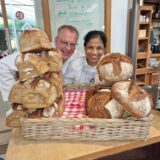 So sieht leckeres und gesundes Brot aus! Koch Günther Overkamp und seine Konditorin Naguleswary Prabakar aus Sri Lanka zeigen stolz Vollkornbrot mit knuspriger Kruste.