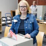 Brigitte Klinge hat von der Möglichkeit der frühzeitigen Stimmabgabe für die Europawahl Gebrauch gemacht und wirft ihren Wahlzettel in die vorbereitete Wahlurne im Kamener Rathaus.
