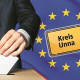 Eine Person wirft im Kreis Unna einen Stimmzettel in eine Urne bei der Europawahl