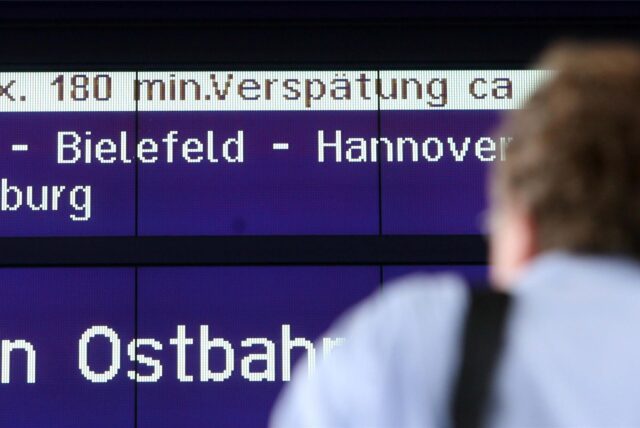 Auf einer Informationstafel der Deutschen Bahn wird ein Zug zum Berliner Ostbahnhof mit 180 Minuten Verspätung angekündigt.