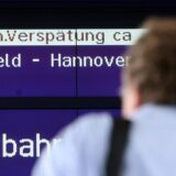 Auf einer Informationstafel der Deutschen Bahn wird ein Zug zum Berliner Ostbahnhof mit 180 Minuten Verspätung angekündigt.
