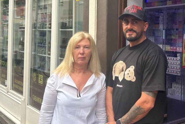 Ein Mann und eine Frau stehen in der Tür eines Kiosks.