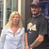 Ein Mann und eine Frau stehen in der Tür eines Kiosks.
