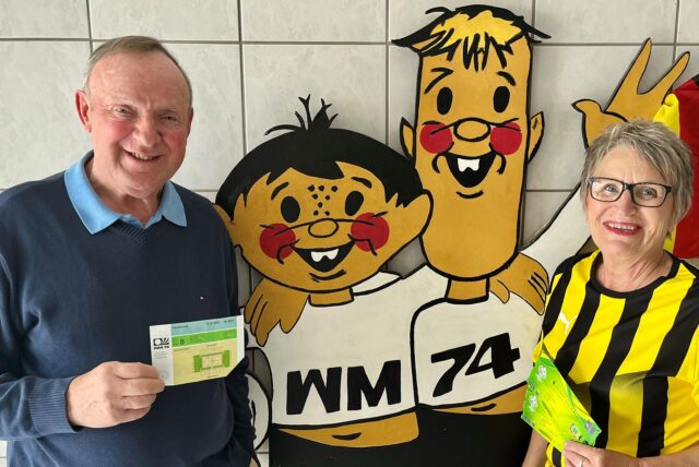 Jürgen Schlöter und Gisela Richter zusammen mit den WM-Maskottchen „Tip und Tap“.