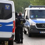 Polizisten durchsuchen Wohnungen und Häuser im Rahmen einer Razzia gegen Schleuserkriminalität.