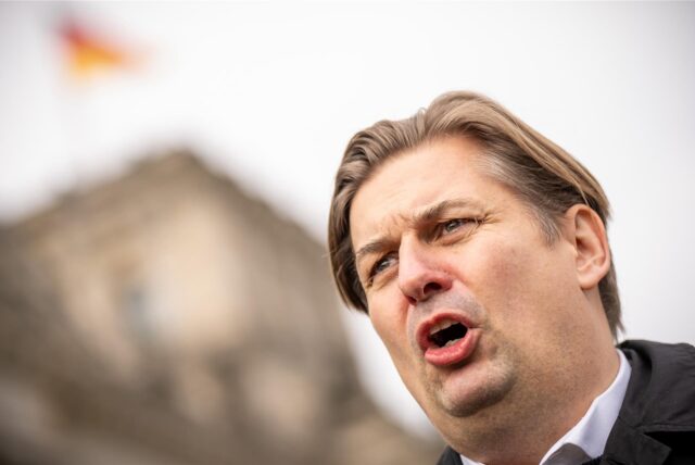 Maximilian Krah, AfD-Spitzenkandidat zur Europawahl, geht nach einem Pressestatement nach dem Gespräch mit der AfD Fraktionsspitze. Ein Mitarbeiter von Krah steht unter dem Verdacht der Spionage für China.