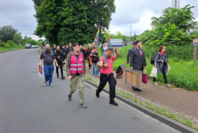 Die ersten Demonstranten treffen zur Gegenkundgebung für Toleranz und Menschlichkeit in Marl ein.