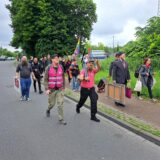 Die ersten Demonstranten treffen zur Gegenkundgebung für Toleranz und Menschlichkeit in Marl ein.