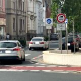 Autos biegen in die Bahnhofstraße ein, die eine Fahrradstraße und nur für Aufos von Anliegern freigegeben ist.