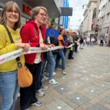 Demonstrierende auf einer Kundgebung gegen Rechtsextremismus in Dortmund.