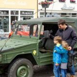 Ein Mann steht neben seinem Auto.