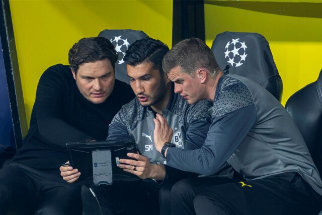 Edin Terzic, Nuri Sahin und Sven Bender schauen auf ein iPad.