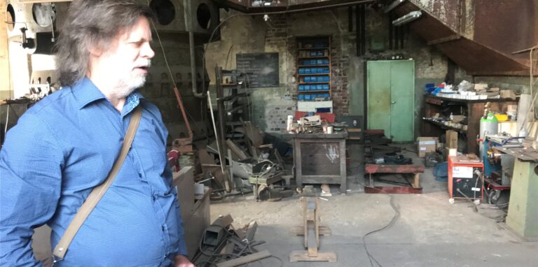 Zwölf Jahre musste Peter Lipa (64) warten, ehe ihm die Stadt Dortmund die Baugenehmigung erteilte, in der Werkstatt, die einst eine war, wieder eine solche zu betreiben.