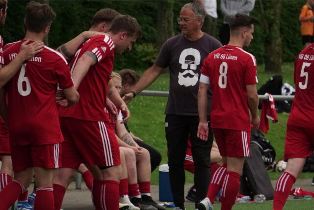 Trainer Volker Bolte (m.) und sein Team bejubeln die Führung von Maik Küchler gegen den MSV Dortmund.