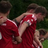 Trainer Volker Bolte (m.) und sein Team bejubeln die Führung von Maik Küchler gegen den MSV Dortmund.